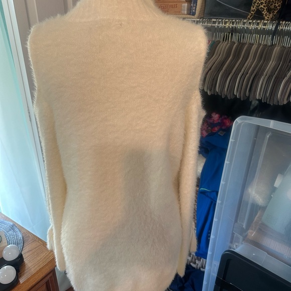 Elegant Soft Off White Cream Sweater - Picture 4 of 9